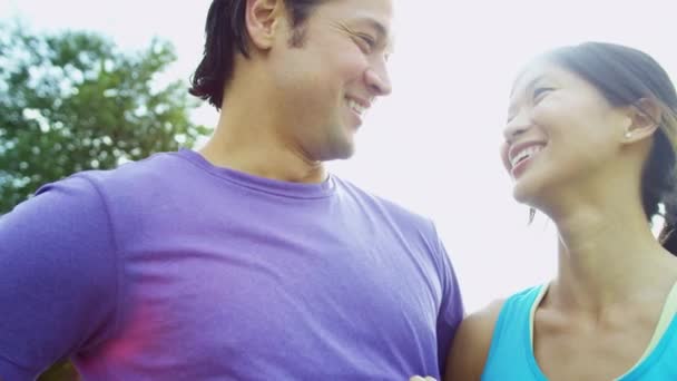 Pareja de pie juntos al aire libre en el parque — Vídeos de Stock