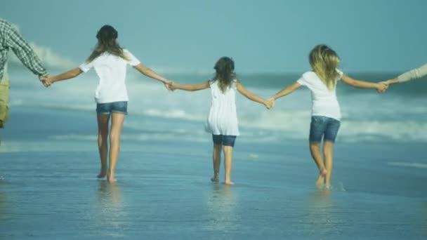 Padres con hijas caminando en la playa — Vídeos de Stock