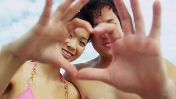 情侣在海滩上很开心 — 图库视频影像