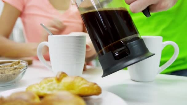 Couple avec café pendant le petit déjeuner — Video