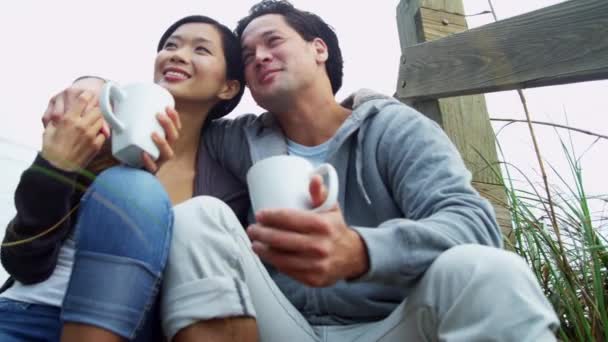 Pareja en la playa bebiendo café — Vídeos de Stock