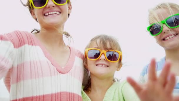 Chicas en la playa saludando a la cámara — Vídeo de stock