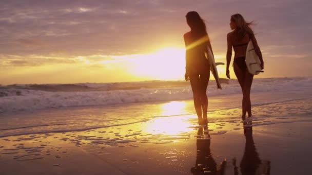 Dziewcząt gospodarstwa deski surfingowe na plaży — Wideo stockowe