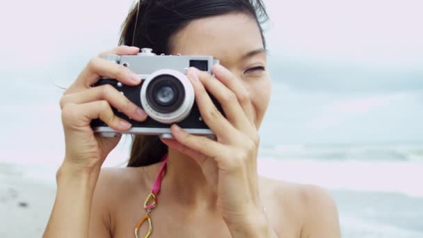 Menina tirando fotografia na praia — Vídeo de Stock