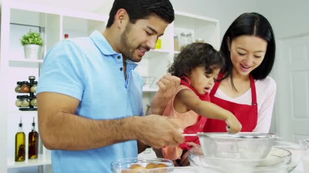 Pareja con hija preparando ingredientes para hornear — Vídeo de stock