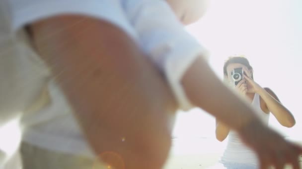 Junge mit Vater wird von Mutter fotografiert — Stockvideo