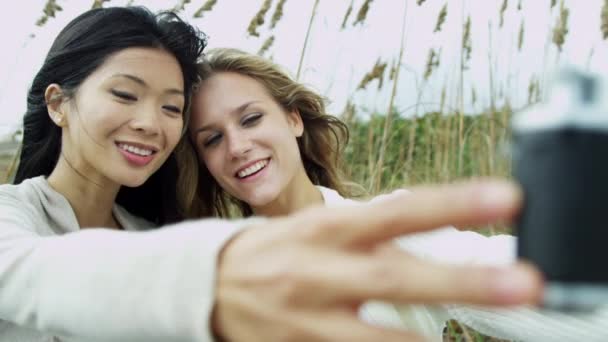 Las mujeres con cámara en vacaciones en la playa — Vídeo de stock