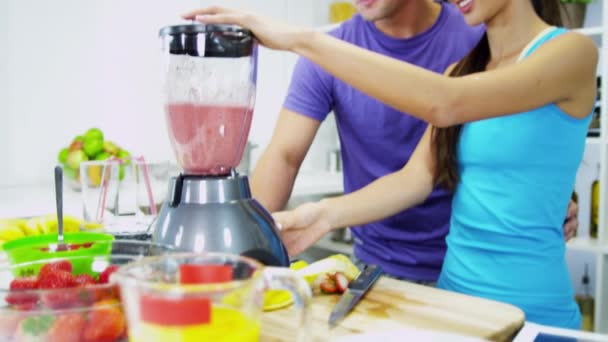 Couple making organic fruit smoothie — Stock Video