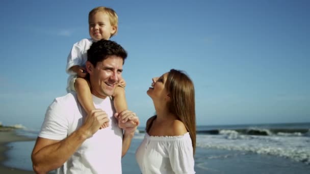 父母与儿子在海滩度假 — 图库视频影像