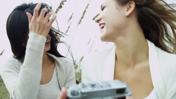 Las mujeres con cámara en vacaciones en la playa — Vídeos de Stock