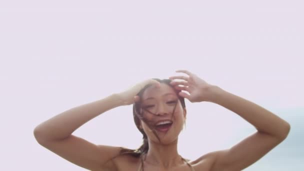 Asiatische Frau genießen Strand Urlaub — Stockvideo