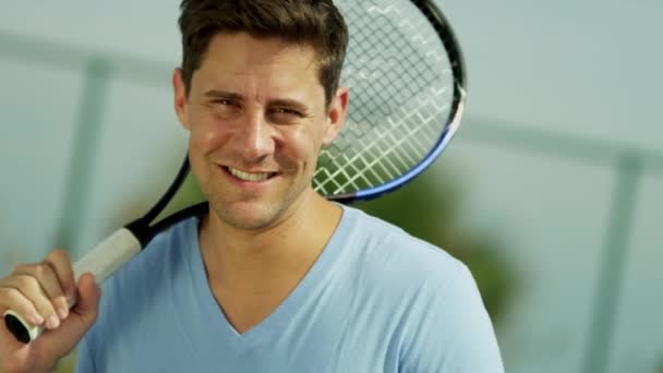 Hombre preparándose para el tenis juego — Vídeos de Stock