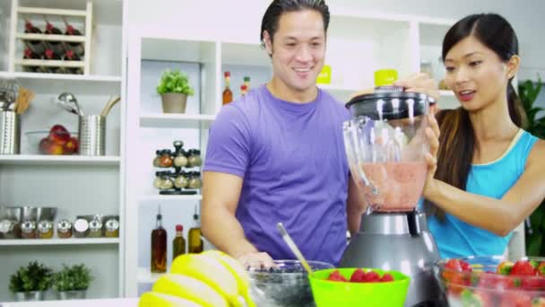 Pareja haciendo batido de frutas orgánicas — Vídeos de Stock