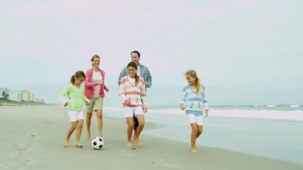 Familia caucásica disfrutando del tiempo en la playa — Vídeo de stock