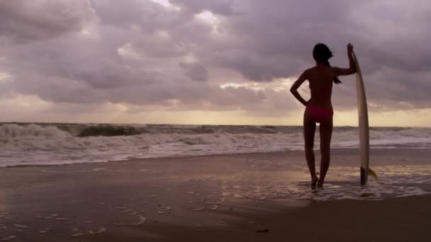 Donna con tavola da surf guardando le onde — Video Stock