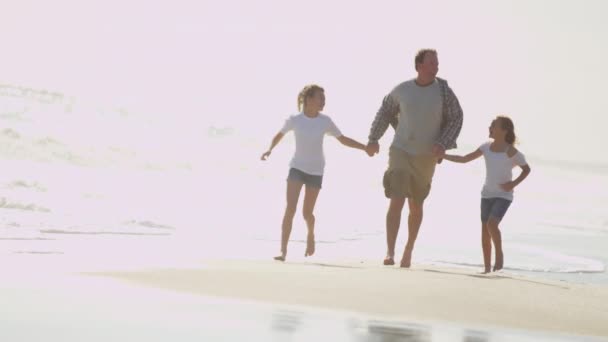 Padre con hijas jugando en la playa — Vídeos de Stock