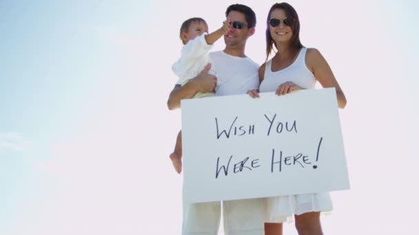 Rodina na pláži drží nástěnku — Stock video