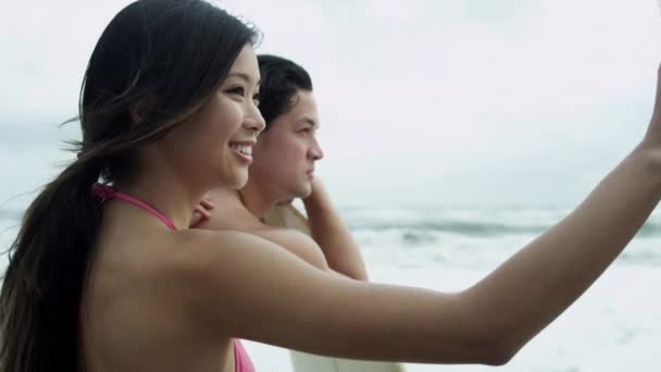 Surfaři na pláži sledovat vlny oceánu — Stock video