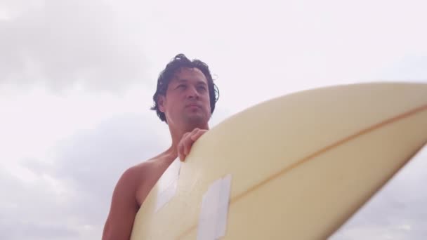 Surfista en la playa viendo olas — Vídeo de stock