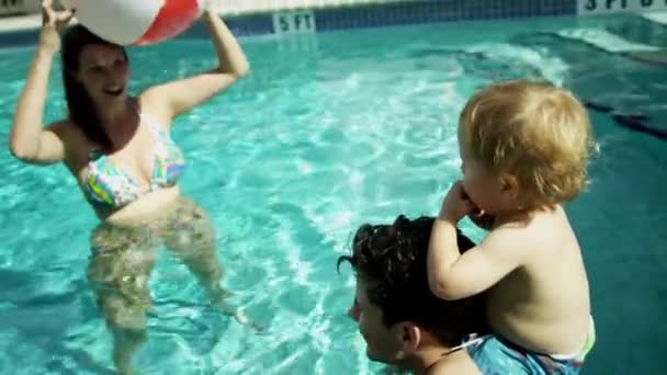 Padres con bebé en la piscina — Vídeo de stock