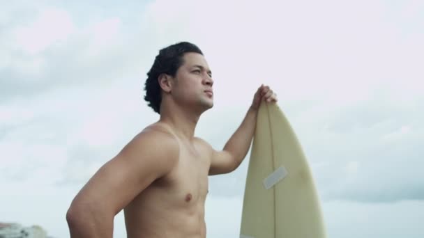 Surfer op strand kijken golven — Stockvideo