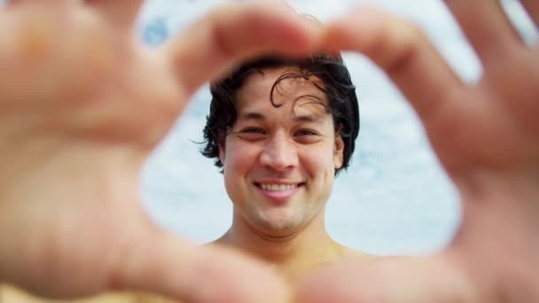 Hombre haciendo símbolo de forma de corazón — Vídeo de stock