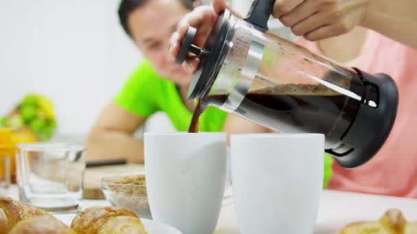 Paar mit Kaffee zum Frühstück — Stockvideo