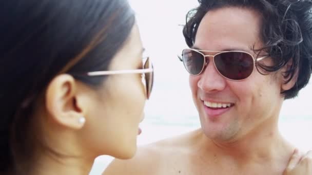 Пара насолоджується пляжним відпочинком разом — стокове відео