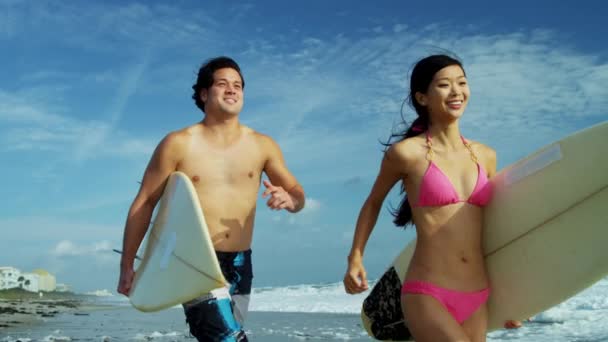 Pareja de surf corriendo al lado del océano — Vídeos de Stock