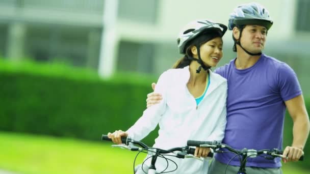 Paar rijden hun fietsen in de open lucht — Stockvideo