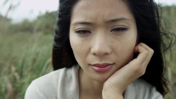 야외에서 보는 불행 한 아시아 여자 — 비디오