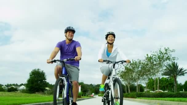 Pareja montando sus bicicletas al aire libre — Vídeos de Stock