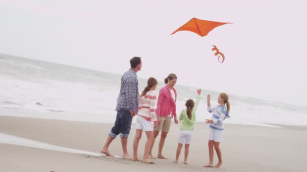 Familia divirtiéndose con cometa en la playa — Vídeos de Stock