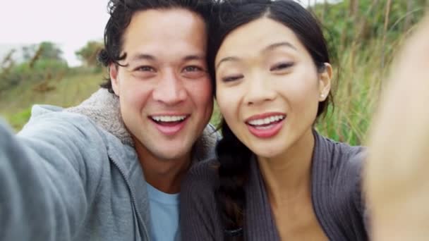 Paar im Strandurlaub mit Kamera — Stockvideo