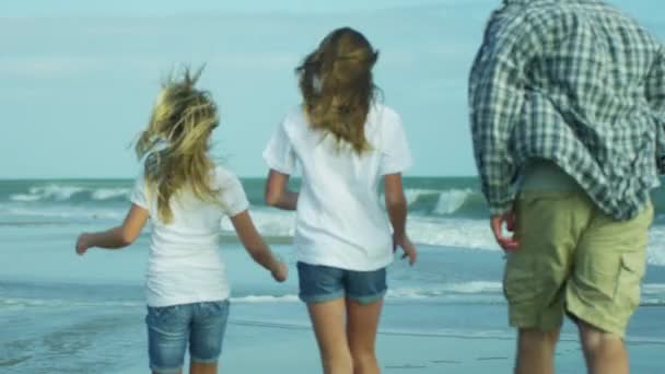 Padre con hijas jugando en la playa — Vídeos de Stock