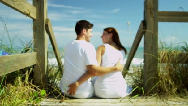 Pár együtt tölteni az időt a strandon — Stock videók