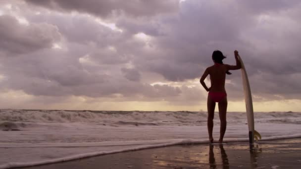 Žena s Surf sledovat vlny — Stock video