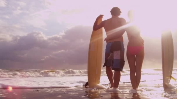 Par med surfbrädor på stranden — Stockvideo