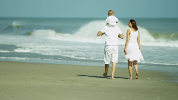 Parents avec fils en vacances à la plage — Video