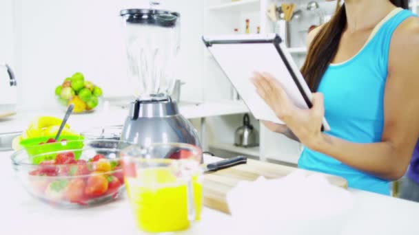 Pareja haciendo delicioso batido de frutas orgánicas — Vídeos de Stock