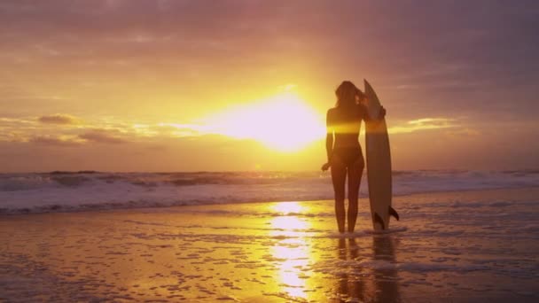 Kvinna på stranden vid solnedgången — Stockvideo