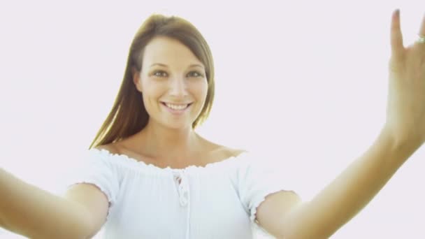 Femme s'amuser pendant les vacances à la plage — Video