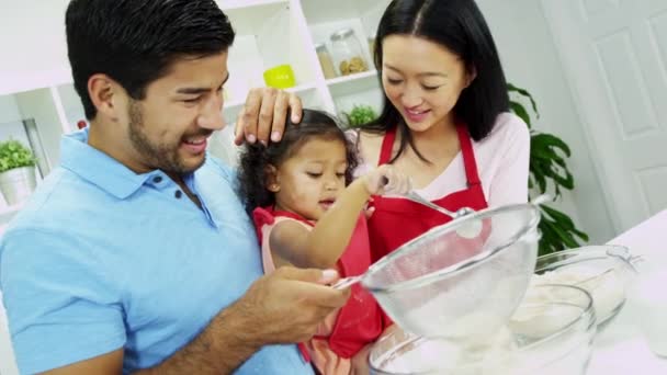 Pareja con hija preparando ingredientes para hornear — Vídeos de Stock