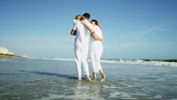 Padres con bebé disfrutando de vacaciones en la playa — Vídeos de Stock