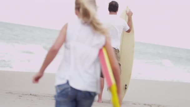 Mädchen rennen zu Eltern und beobachten Wellen — Stockvideo
