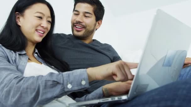 Para przy użyciu laptopa na kanapie — Wideo stockowe