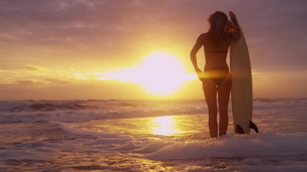 Женщина на пляже на закате — стоковое видео