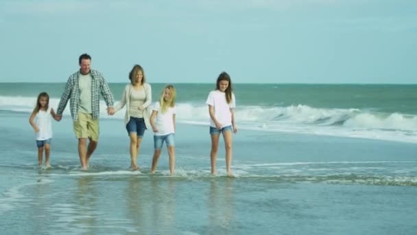 Pais com filhas andando na praia — Vídeo de Stock