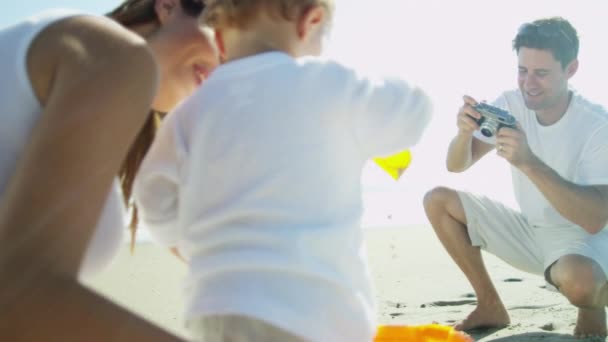 Padre fotografiando chico con mamá — Vídeo de stock