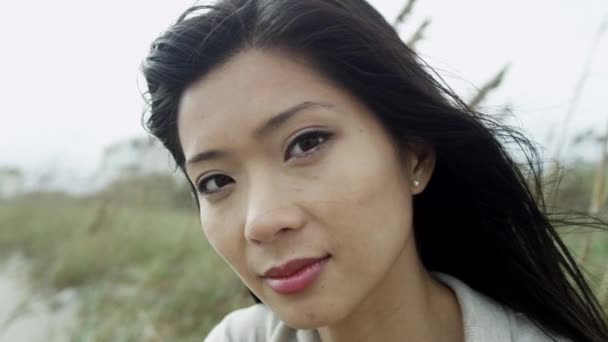Ασιατικό κορίτσι ψάχνει σε εξωτερικούς χώρους δυστυχισμένος — Αρχείο Βίντεο